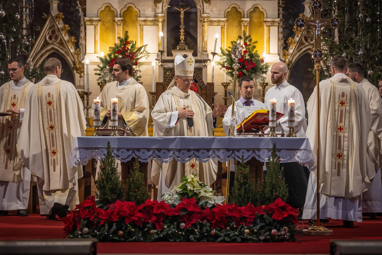 25.12.2023., Osijek - Na svetkovinu Bozica djakovacko-osjecki nadbiskup metropolit Djuro Hranic predvodio je svecano misno slavlje u osjeckoj konkatedrali. Photo: Davor Javorovic/PIXSELL