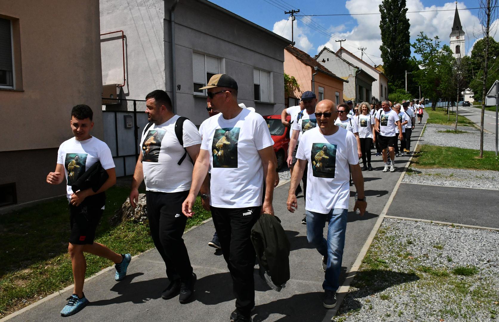 12.06.2023., Podvinje - Blagoslov i polazak hodocasnika ispred crkve sv. Antuna Padovanskog u Podvinju u Gornja Mocila u BiH u sklopu obiljezavanja tradicionalnih Dana svetog Antuna Padovanskog. Photo: Ivica Galovic/PIXSELL