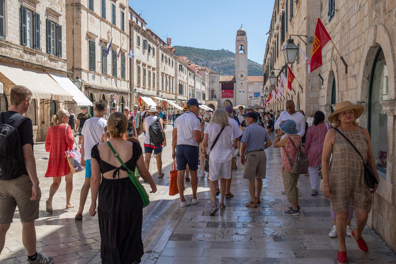 Dubrovnik: Unatoč neugodnim temperaturama brojni turisti uitili su se u razgledavanje grada