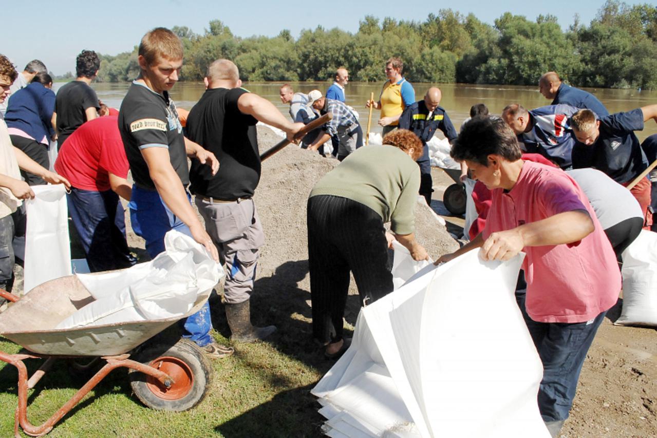 \'20.09.2010., Sisacka Posavina - Mjestani pokusavaju biti brzi od Save i uzurbano pune vrece s pijeskom za zecje nasipe. Photo:Nikola Cutuk/PIXSELL\'