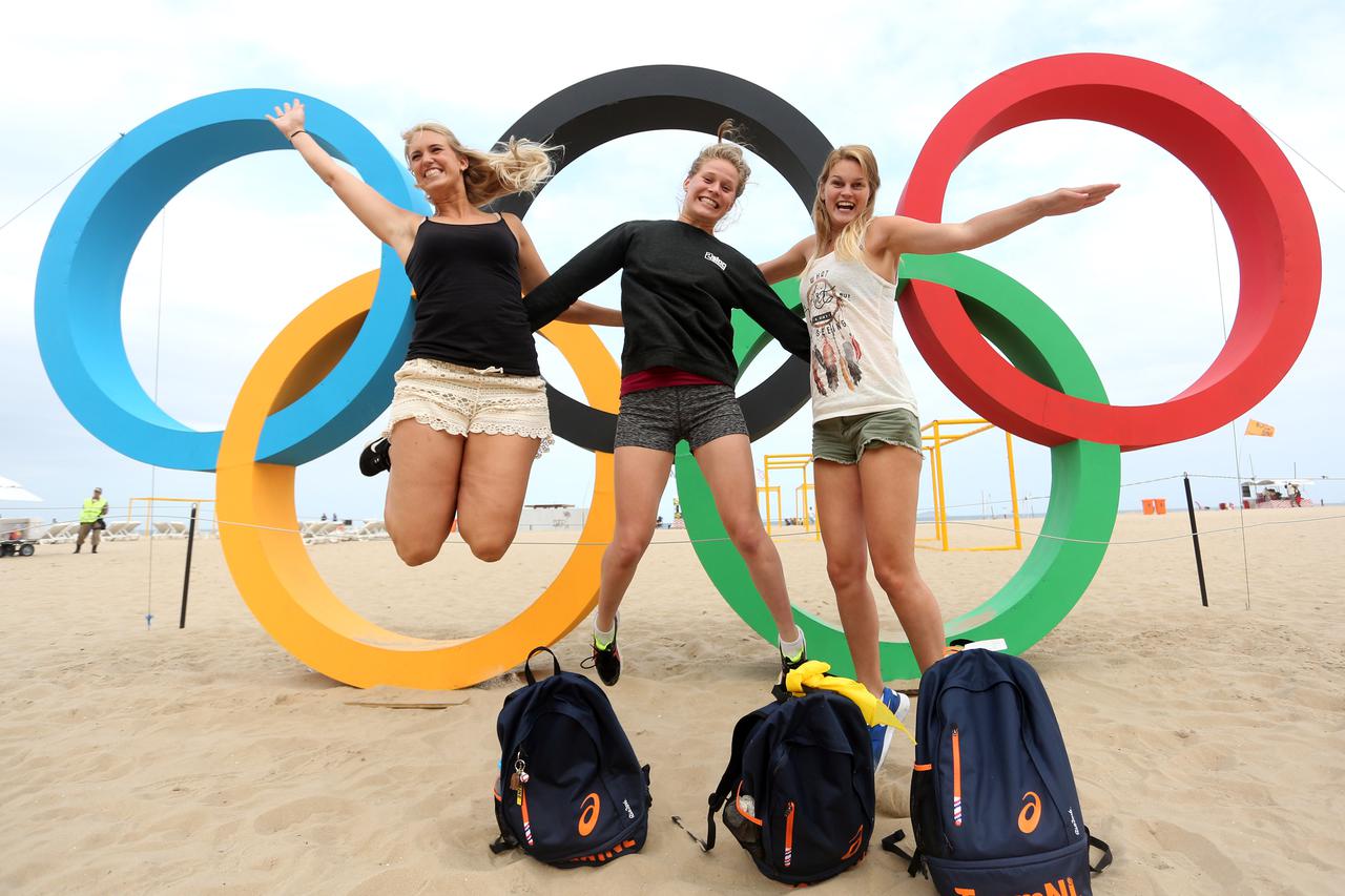 03.08.2016., Rio de Janeiro - Zivot na plazi Copacabana uoci pocetka Olimpijskih igra Rio 2016.  Najpopularnija plaza na svijetu Copacabana nalazi se u centru grada. Kombinacija visokih planina neobicnih oblika, nebodera, bijelog pijeska i mora oduzima da