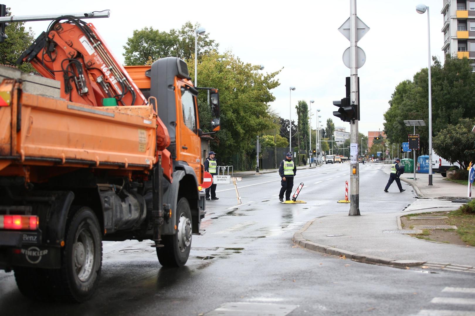 30.09.2021., Zagreb - Radovi na puknucu cijevi na Selskoj ulici nisu prouzrocili velike guzve tijekom jutra.
Photo: Matija Habljak/PIXSELL