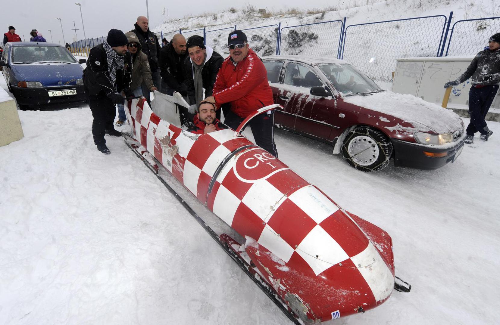 03.02..2012., Split - U gradskoj cetvrti Visoka ekipa iz moto kluba Fjaka iskoristili su snijeg koji je tijekom noci i jutra zatrpao Split kako bi iskusali voznju bobom.r"nPhoto: Tino Juric/PIXSELL