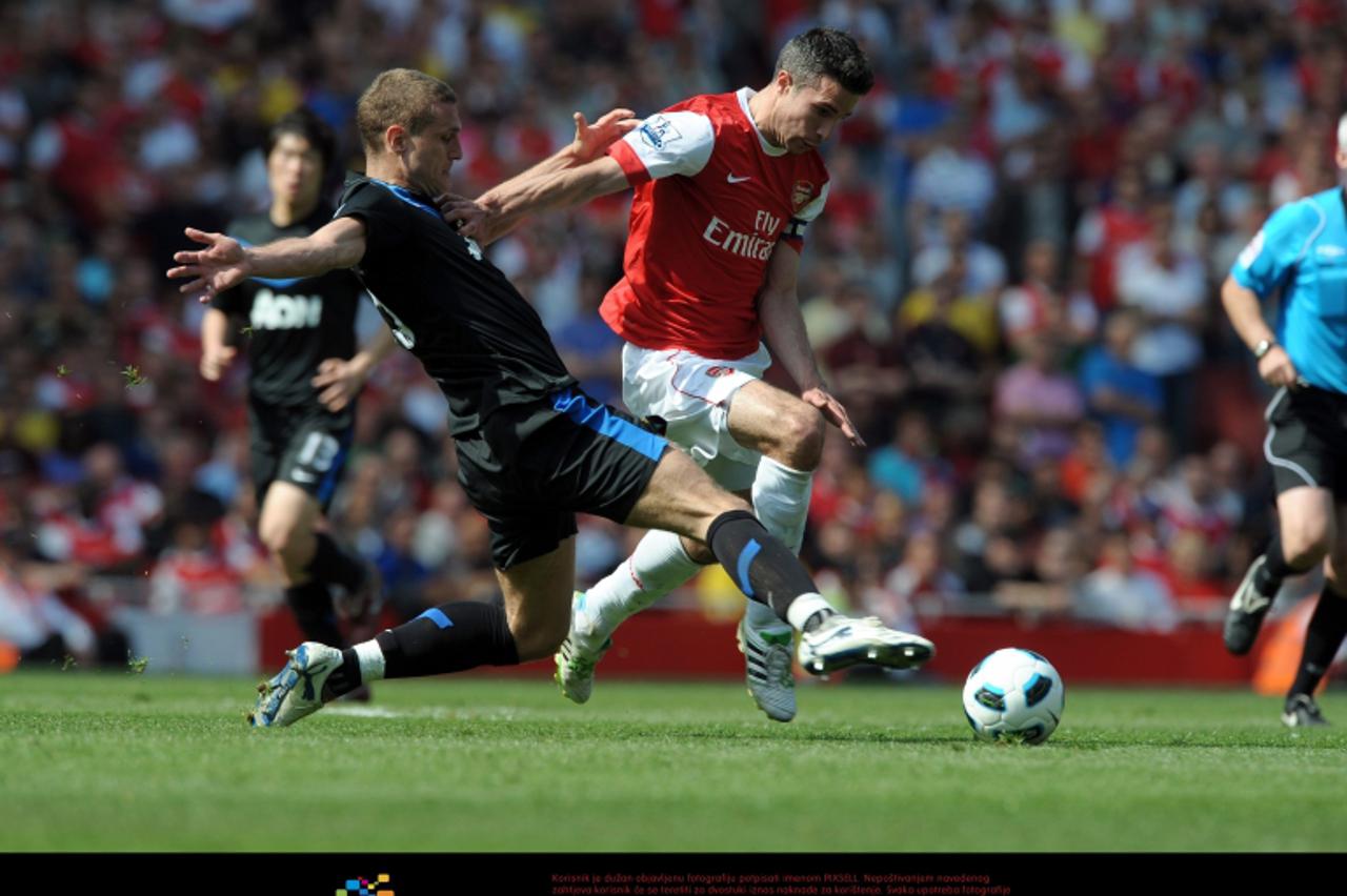 'Robin Van Persie Arsenal 2010/11  Nemanja Vidic Manchester United Arsenal V Manchester United 01/05/11 The Premier League Photo: Robin Parker Fotosports International'