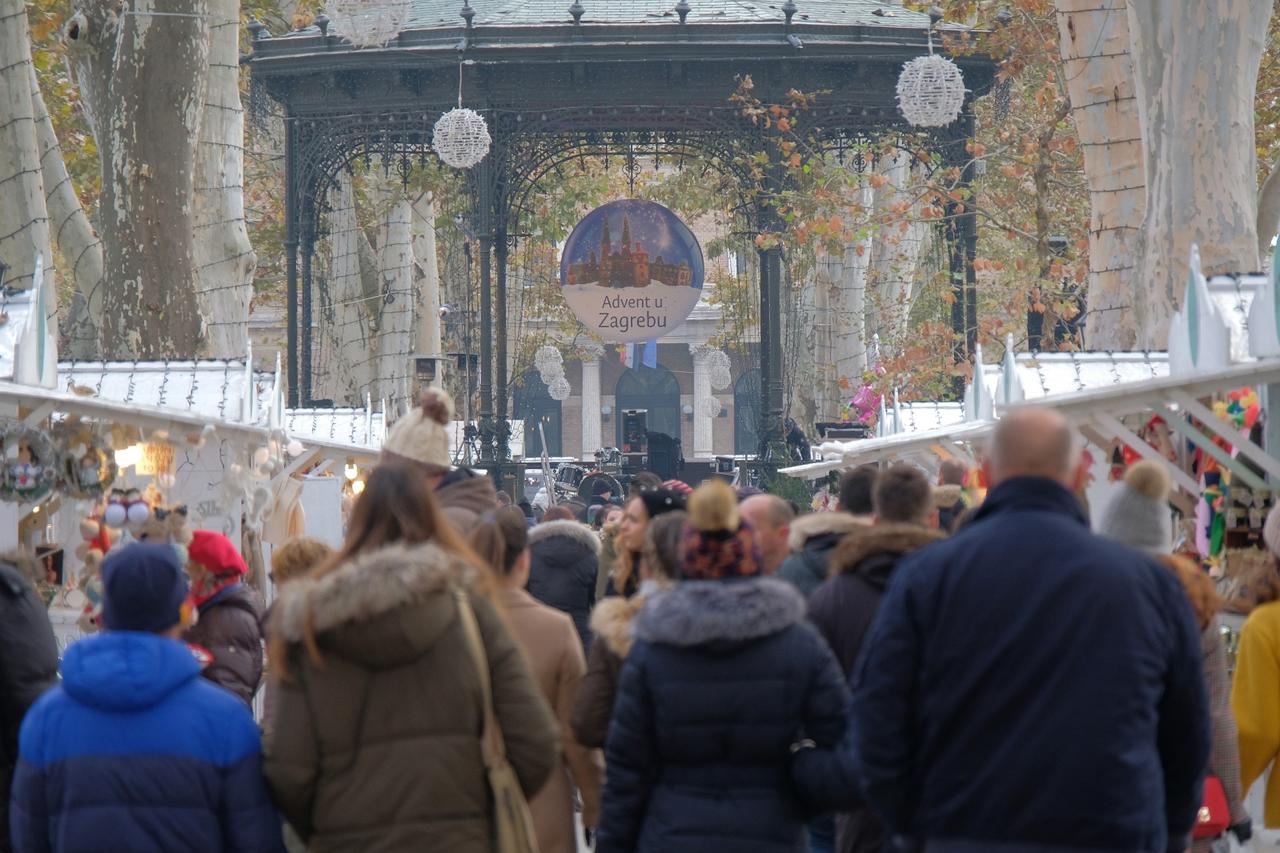 Svečanim paljenjem lampica na Zrinjevcu otvoren Advent