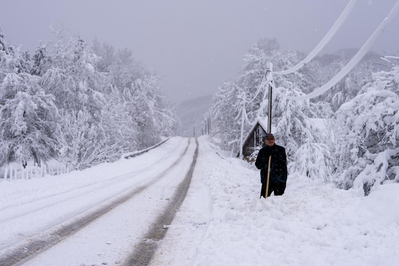 Gospić pod debelim snijegom, jutros izmjerena 23 centimetra