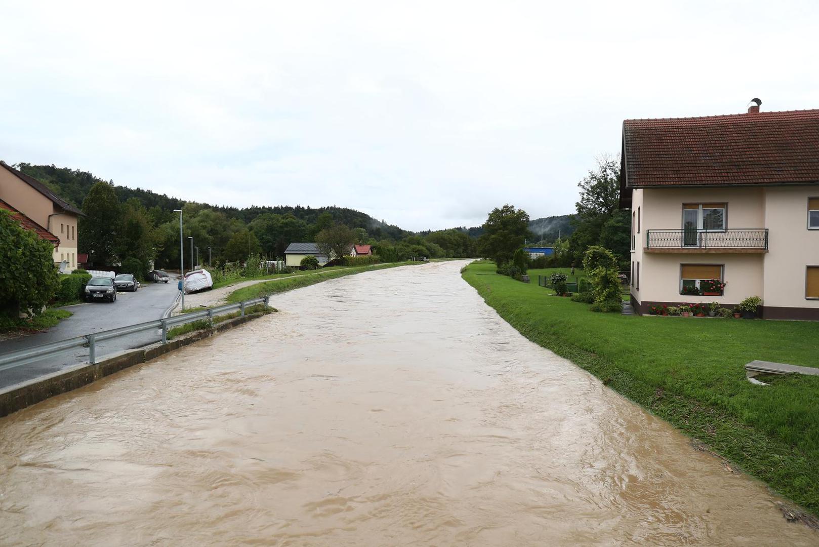 04.08.2023., Menges, Slovenija - Stanovnici i vatrogasci bore se s posljedicama velike poplave Photo: Matija Habljak/PIXSELL