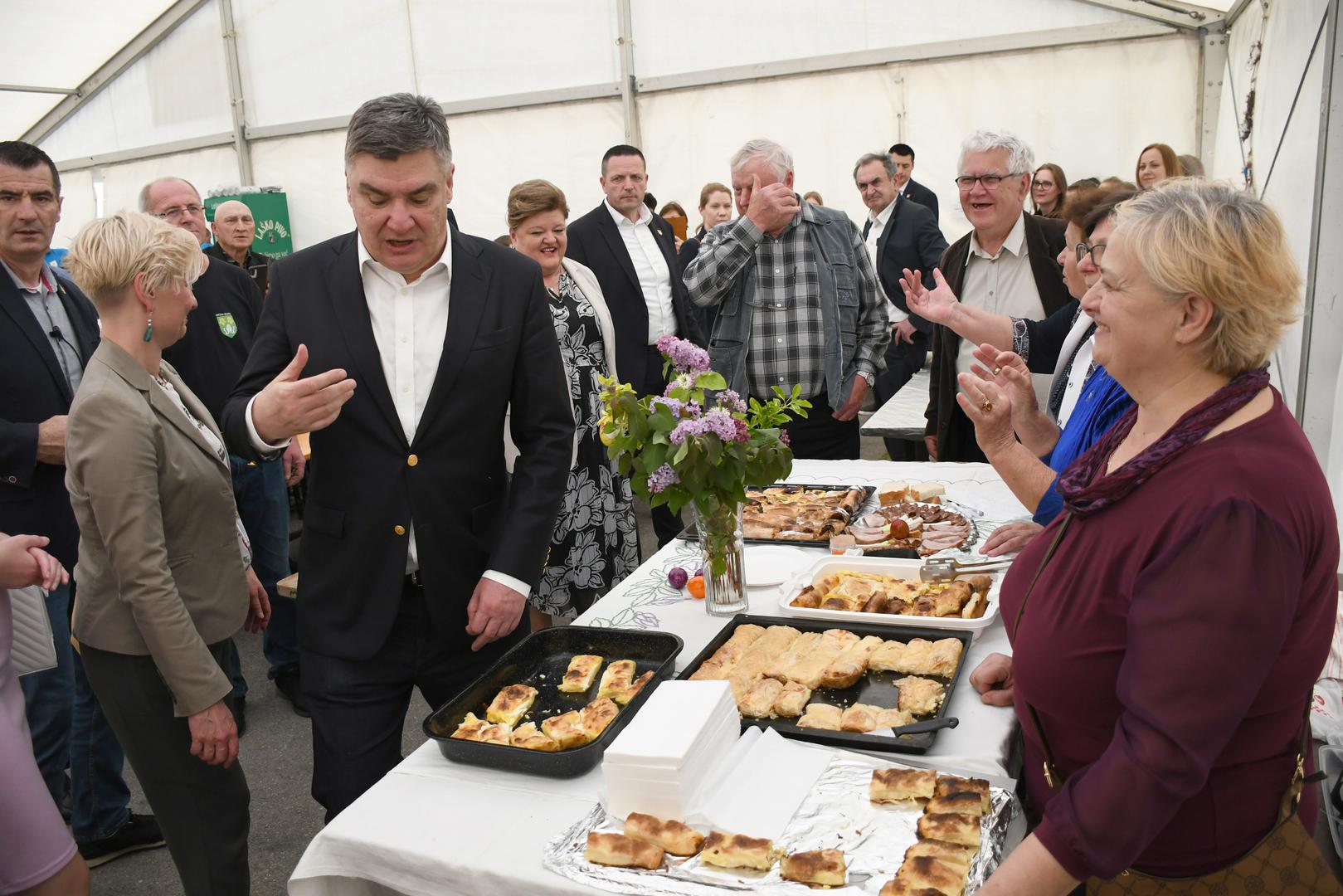 01.04.2024., Gradec  -  Predsjednik Republike Zoran Milanovic prisustvovao je paljenju Vuzmice u dvoristu Zupne crkve Ranjenog Isusa, te je obisao izlagace na manifestaciji 'Uskrsni obicaji gradeckoga kraja' Photo: Damir Spehar/PIXSELL