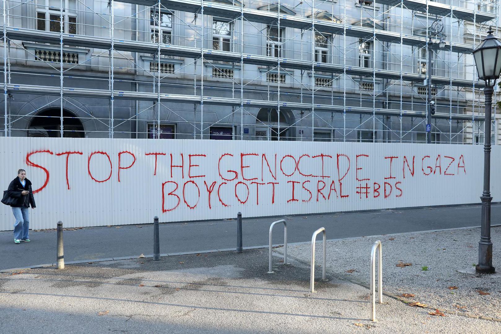 Na uglu Praške ulice i parka Zrinjevac u središtu Zagreba osvanuo je veliki grafit, odnosno nekoliko grafita s poruka podrške Palestini. Pa tako piše crvenom bojom o zaustavljanju genocida u Palestini te bojkotu Izraela. Iza ugla je natpis "Free Palestine" te uz to citat "U Maroku su svi Marokanci" koji se pripisuje Muhamedu Y. Podsjetimo, Hrvatska je bila među četiri europske zemlje koja je protekloga tjedna glasa protiv rezolucije UN-a o primirju u pojasu Gaze. Naše ministarstvo vanjskih poslova to je pravdalo činjenicom da se u rezoluciji ne spominje Hamas.