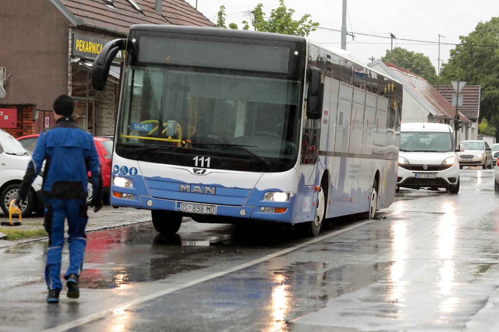 20.05.2021., Osijek - Jutros je pod tezinom autobusa GPP-a popustio asfalt u Ulici kralja Petra Svacica. Photo: Dubravka Petric/PIXSELL