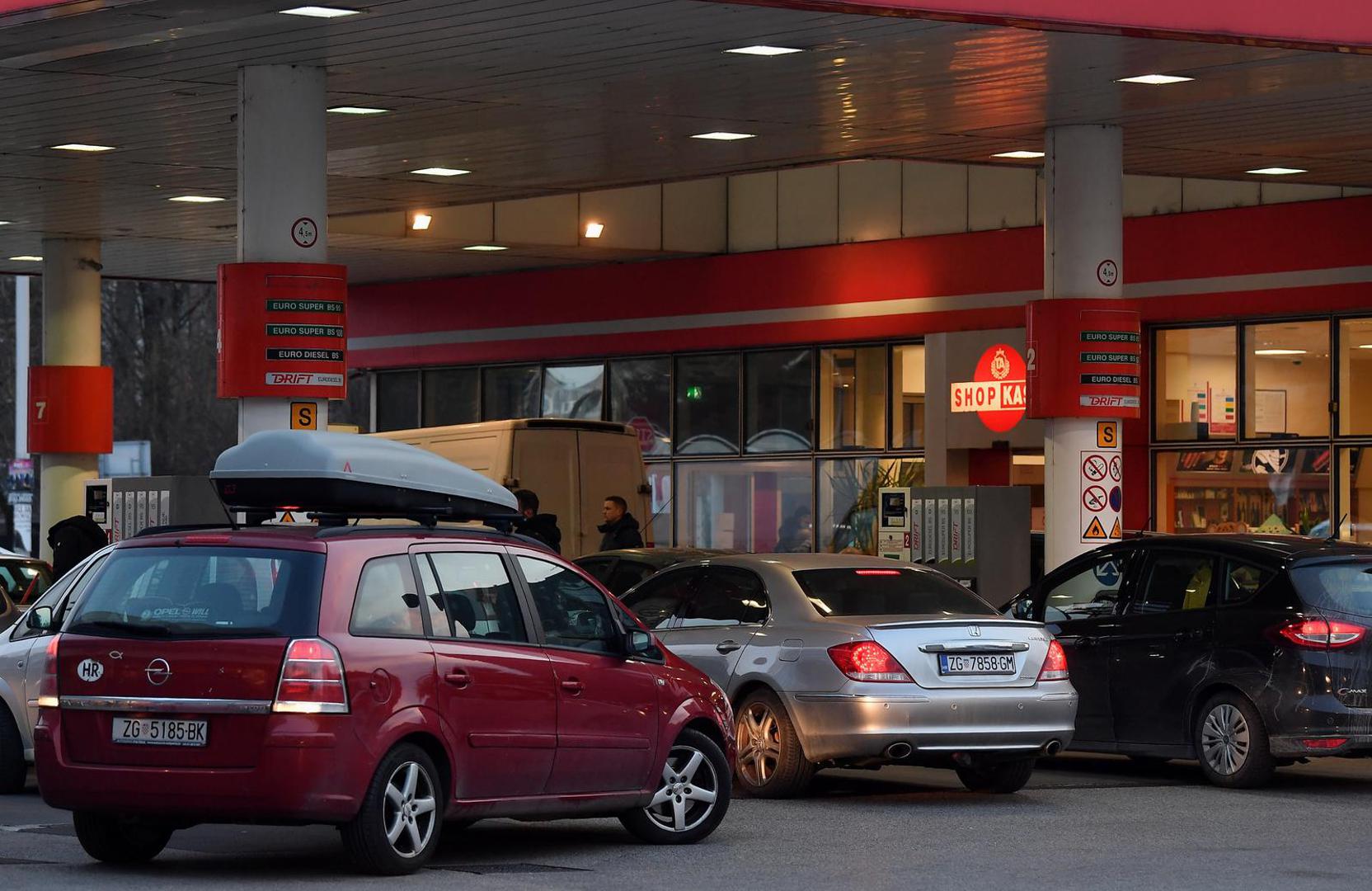 07.03.2022., Zagreb - Zbog poskupljena naftnih derivata stvaraju su guzve na benzinskim postajama.  Photo: Marko Lukunic/PIXSELL