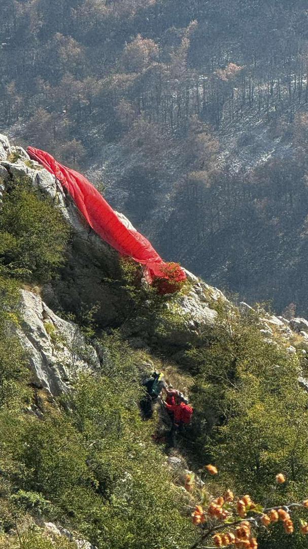 Srećom, zadobio je lakše ozljede i dobro se oporavlja. 