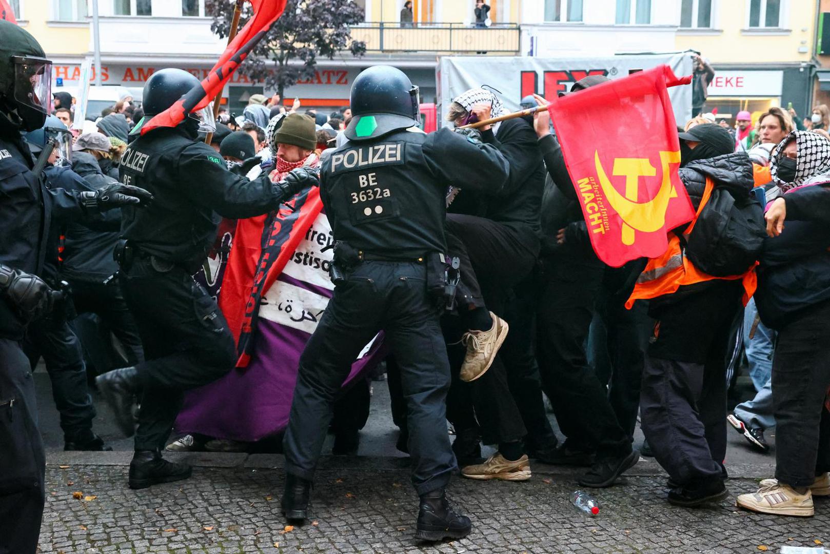 Police officers clash with protesters during a demonstration in support of Palestinians in Gaza, one day ahead of the anniversary of Hamas' October 7 attack on Israel, in Berlin, Germany, October 6, 2024. REUTERS/Christian Mang Photo: CHRISTIAN MANG/REUTERS