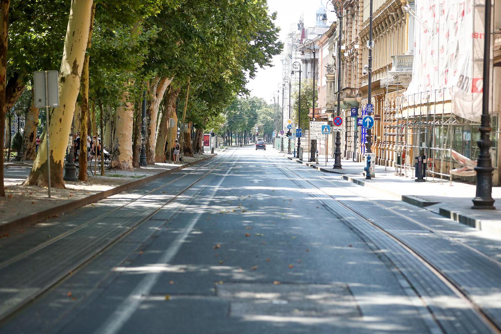 Srpanjska žega i više od 34 stupnja Celzijeva u hladu ispaznile su ulice metropole. I dok neki od vrućina bježe na godišnji i na more ili u brda i planine, oni koji su u Zagrebu osvježenje traže u klimatiziranim prostorima, na bazenima, u Jarunu ili pak uz ukusni sladoled i osvježavajuće piće. 
