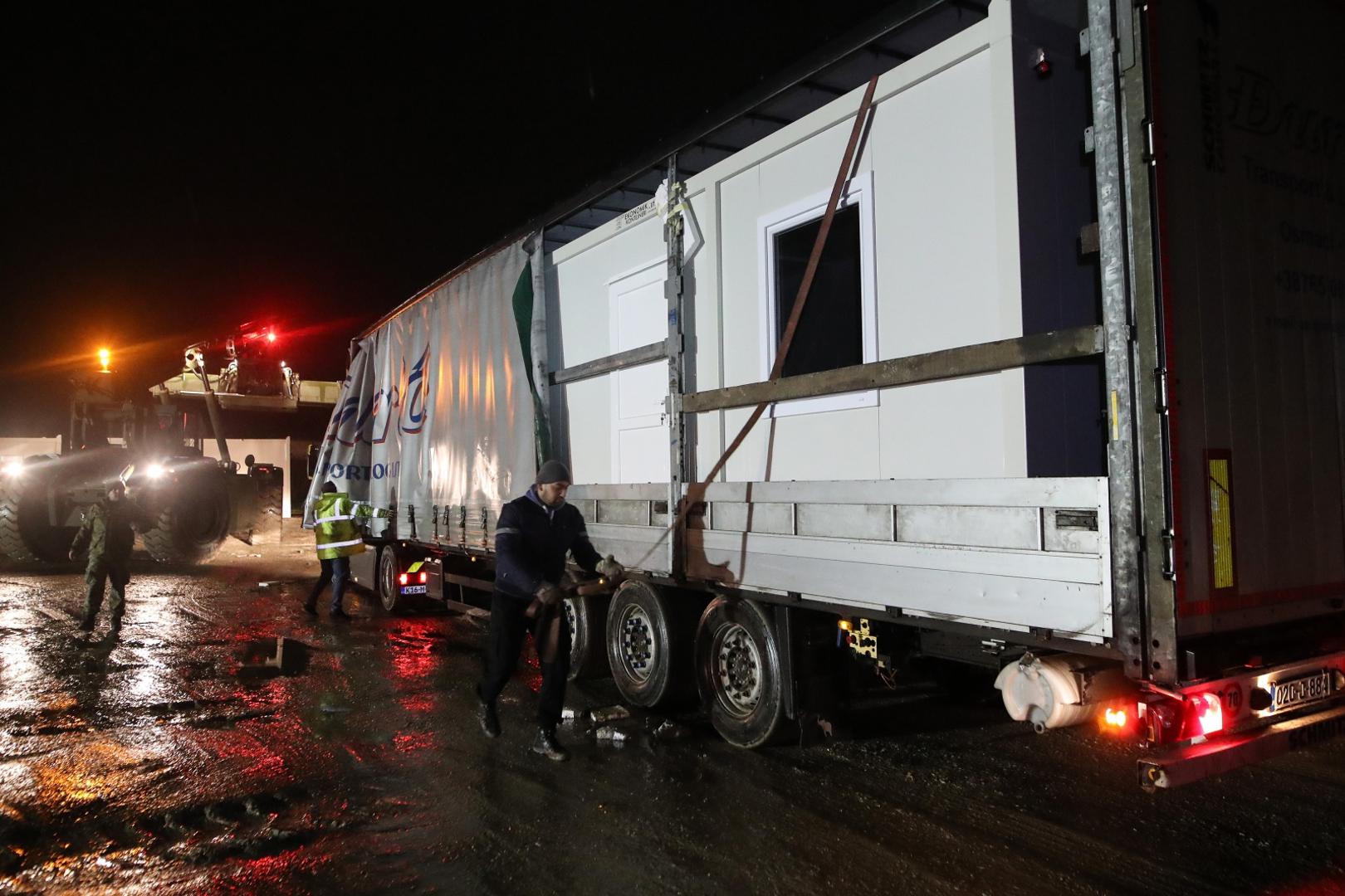 08.12.2021., Petrinja -  Srpsko narodno vijece (SNV) organiziralo je docek pomoci u sklopu humanitarne akcije Banija je nasa kuca u kojoj je na centralni humanitarni punkt u Petrinji kod Sportskog centra Pigik stigla donacija od 22 kontejnera kontejnera iz BiH (Dubica, Srebrenica). Tijekom predaje donacije bio je prisutan i episkop Srpske pravoslavne crkve i mitropolit zagrebacko - ljubljanski Porfirije Peric. Photo: Zeljko Lukunic/PIXSELL