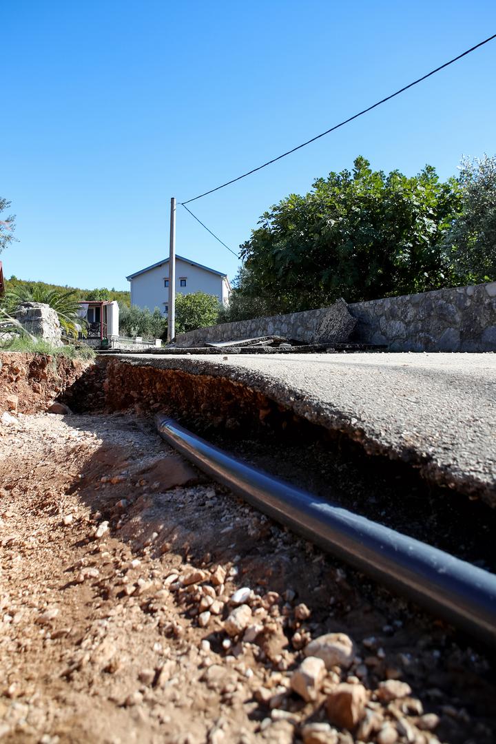 U Mekoj Dragi bujica je oštetila asfalt i uništila plažu, a procjena štete trajat će danima. 