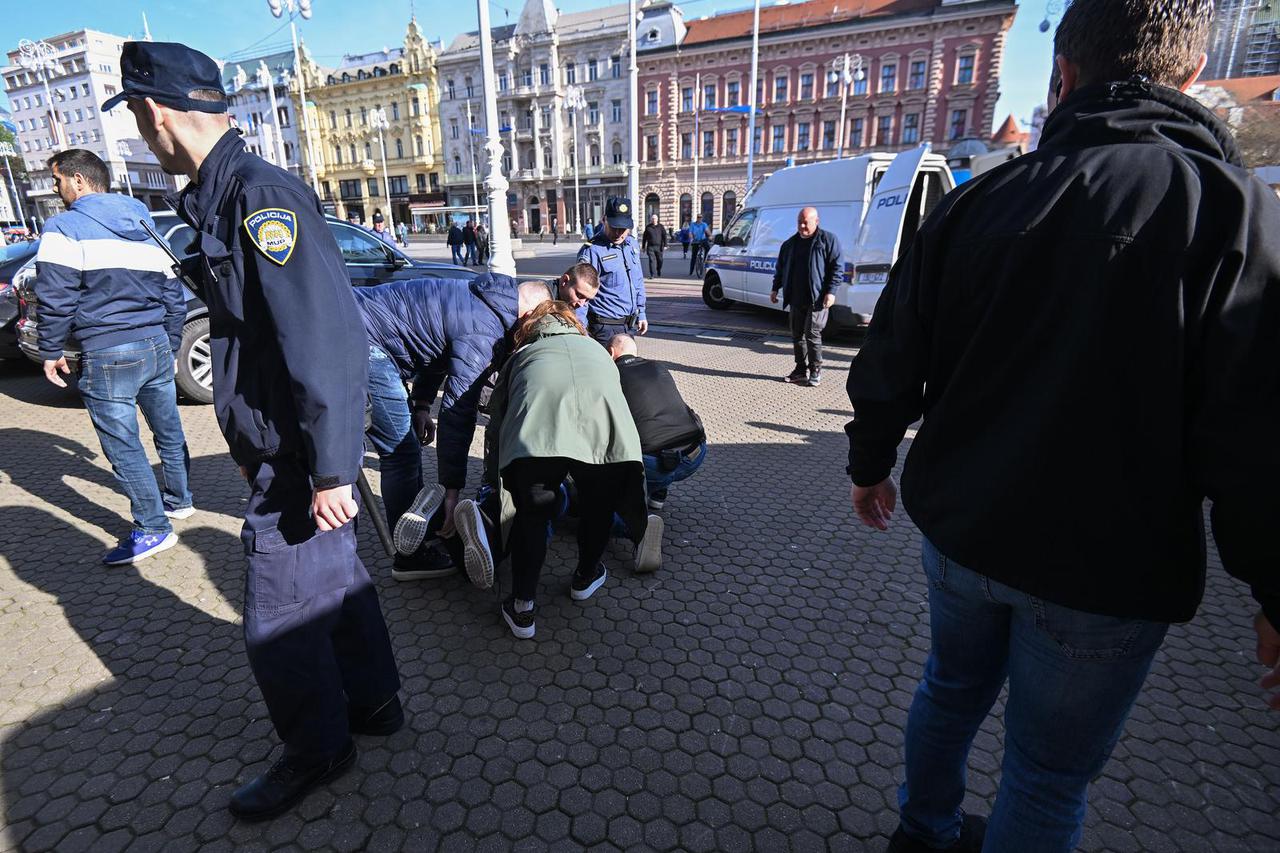 Zagreb: Molitelji na Trgu kleče i ove subote, stigli su i prosvjednici