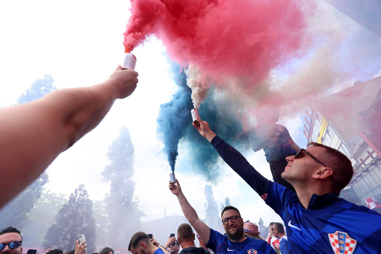 Hamburg: Uoči utakmice Hrvatska - Albanija navijači se zabavljaju pjesmom i bakljama 