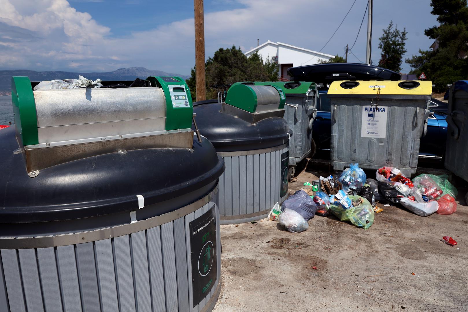 Prizori snimljeni u prvom redu do mora na jednoj od plaža na poluotoku Čiovu bude stid i neugodu. Je li ovo slika koju želimo poslati u svijet? 