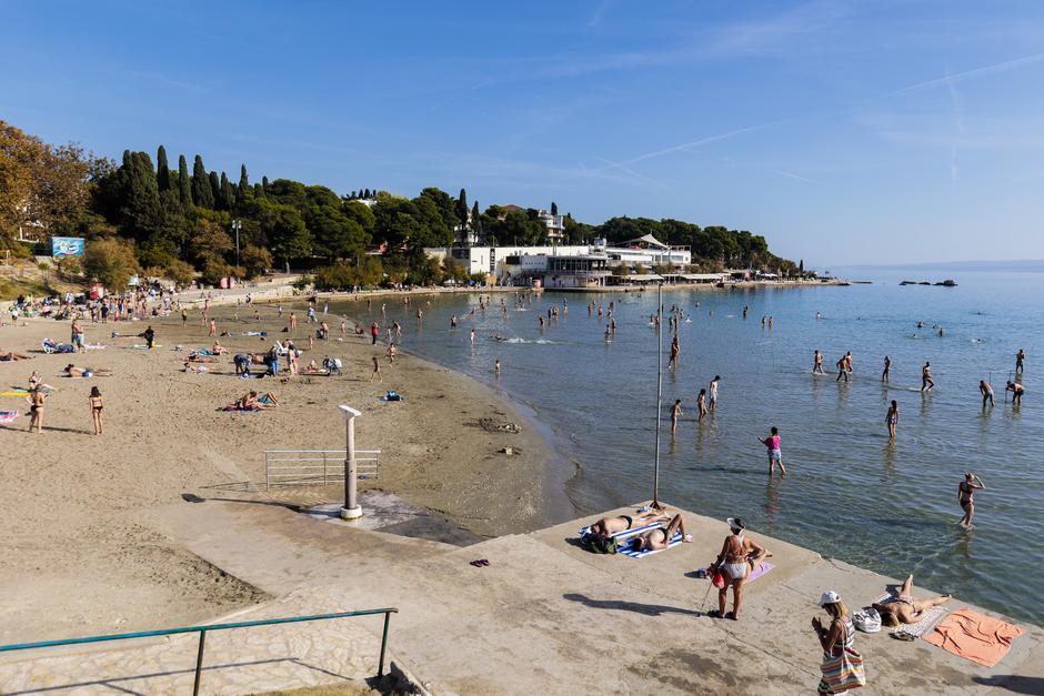 Splićani iskoristili iznadprosječno toplo vrijeme za kupanje na Bačvicama