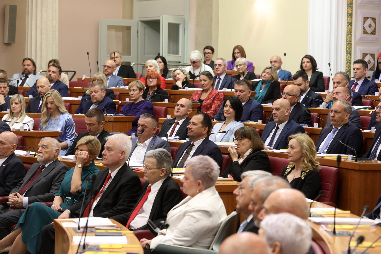 Ukupno 35 novoizabranih zastupnika u Hrvatski sabor dalo je ostavku ili stavilo mandat u mirovanje zbog obnašanja dužnosti koja je nespojivu sa zastupničkom dužnošću pa će u Sabor njihove zamjene.