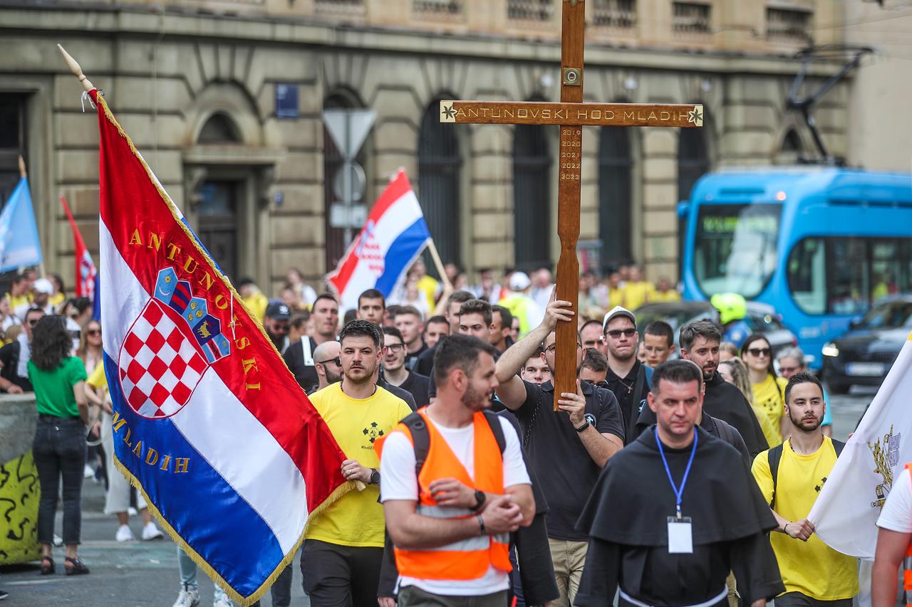 Zagreb: Vjerska procesija "Antunovski hod za mlade" stigla do Trga bana Josipa Jelačića