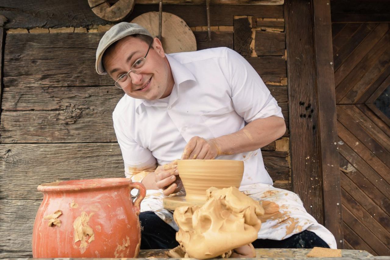 Amfore radi i za vinariju s Pelješca, koja u njih stavlja svoje vino te ih uranja more, u čijim dubinama ono leži i 700 dana