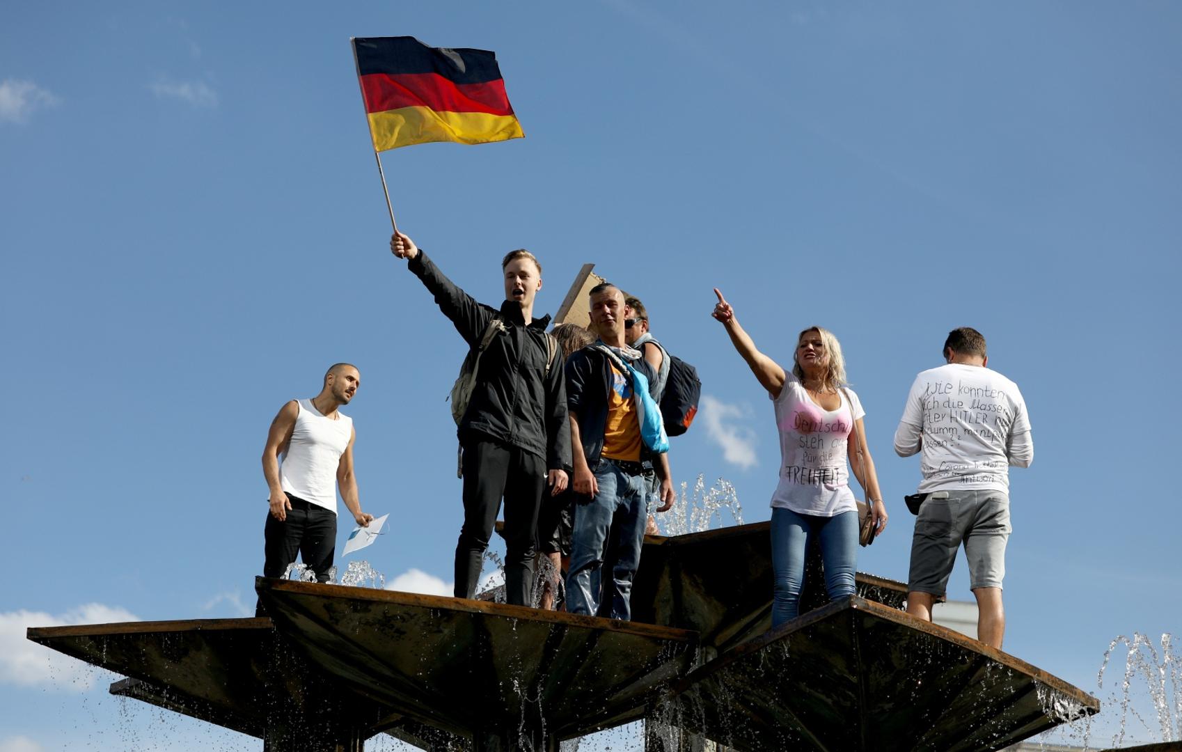 FILE PHOTO: Protest during the coronavirus disease (COVID-19) outbreak in Berlin FILE PHOTO: People gesture as they demonstrate at Alexanderplatz, amid the spread of the coronavirus disease (COVID-19), in Berlin, Germany, May 9, 2020. REUTERS / Christian Mang/File Photo Christian Mang