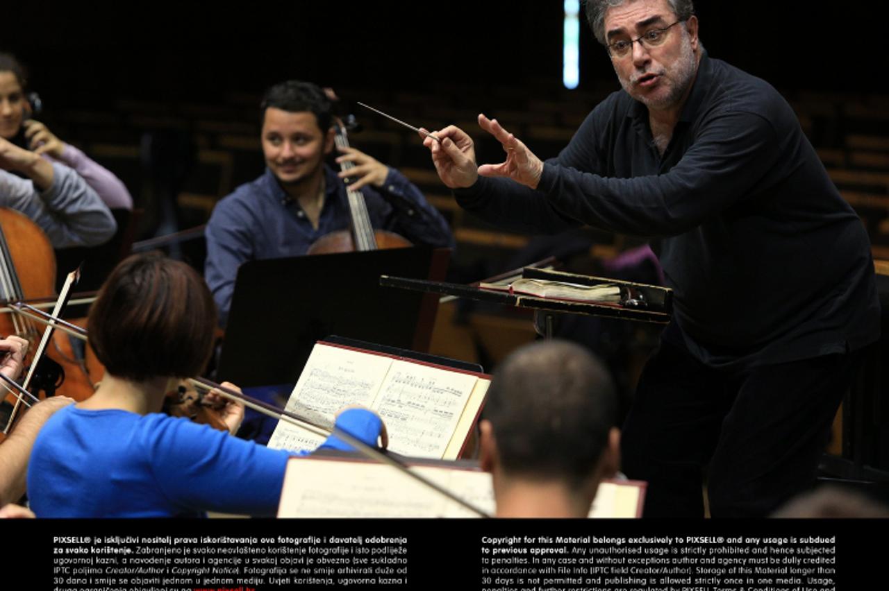 '22.10.2013., Zagreb - Maestro Ivo Lipanovic na probi s orkestrom Zagrebacke filharmonije za izvedbu Verdijevog Rekvijema koji ce biti izveden u Bijelom ciklusu 25. listopada. Photo: Anto Magzan/PIXSE