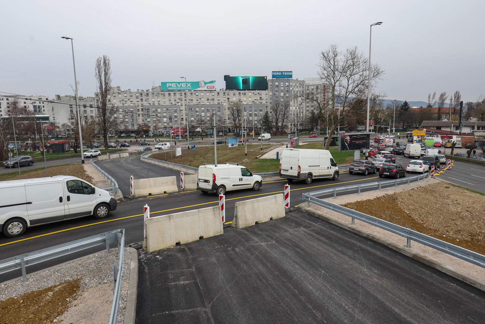 04.03.2024., Zagreb - Nova regulacija prometa radi radova sanacije prijelaznih naprava i izvanrednog odrzavanja Jadranskog mosta. Za vrijeme izvodjenja radova, za promet ce biti zatvoren istocni kolnik mosta, a sav promet odvijat ce se dvosmjerno po zapadnom kolniku, u dva prometna traka za svaki smjer. U zoni radova na Jadranskom mostu bit ce onemoguceno kretanje pjesaka i biciklista, koji ce biti preusmjereni preko starog Savskog mosta. Photo: Igor Kralj/PIXSELL