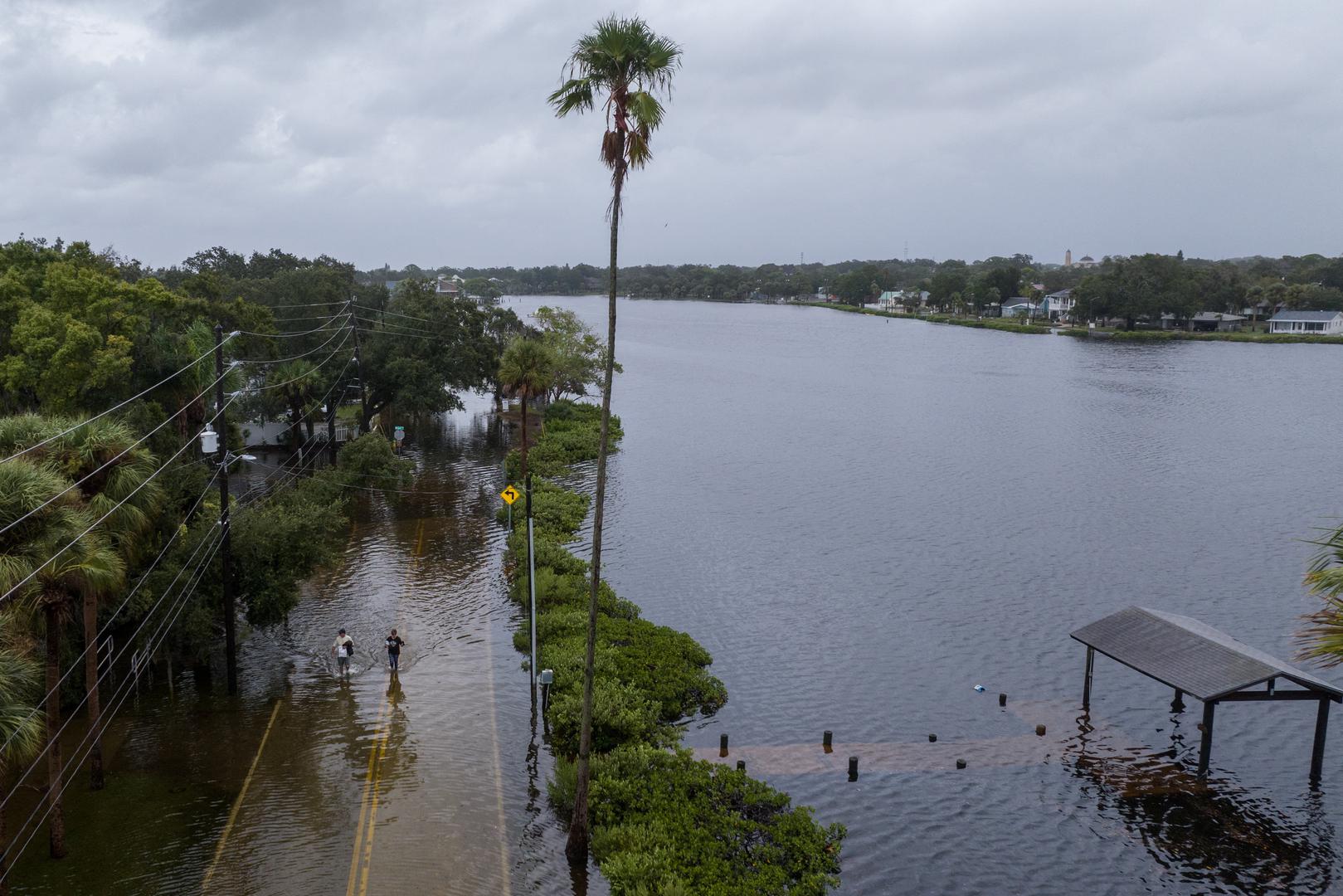 Residents walk down a flooded street in the aftermath of Hurricane Idalia in Tarpon Springs, Florida, U.S., August 30, 2023. REUTERS/Adrees Latif Photo: ADREES LATIF/REUTERS