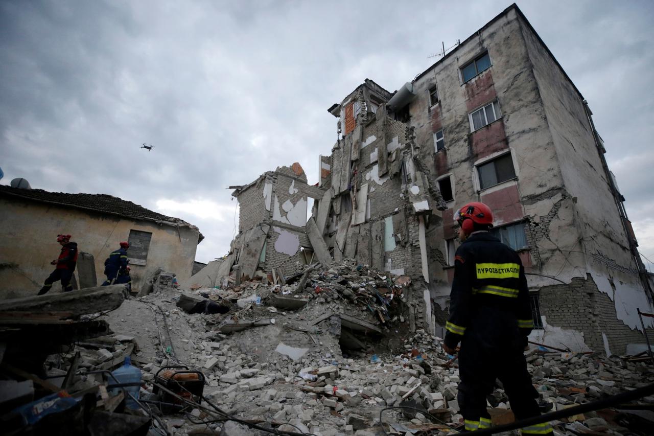 Nadljudskim snagama spasioci su cijeli dan i noć pod ruševinama tražili žrtve niza potresa koji su u utorak pogodili Albaniju, od kojih je najjači bio 6,4 stupnja po Richteru
