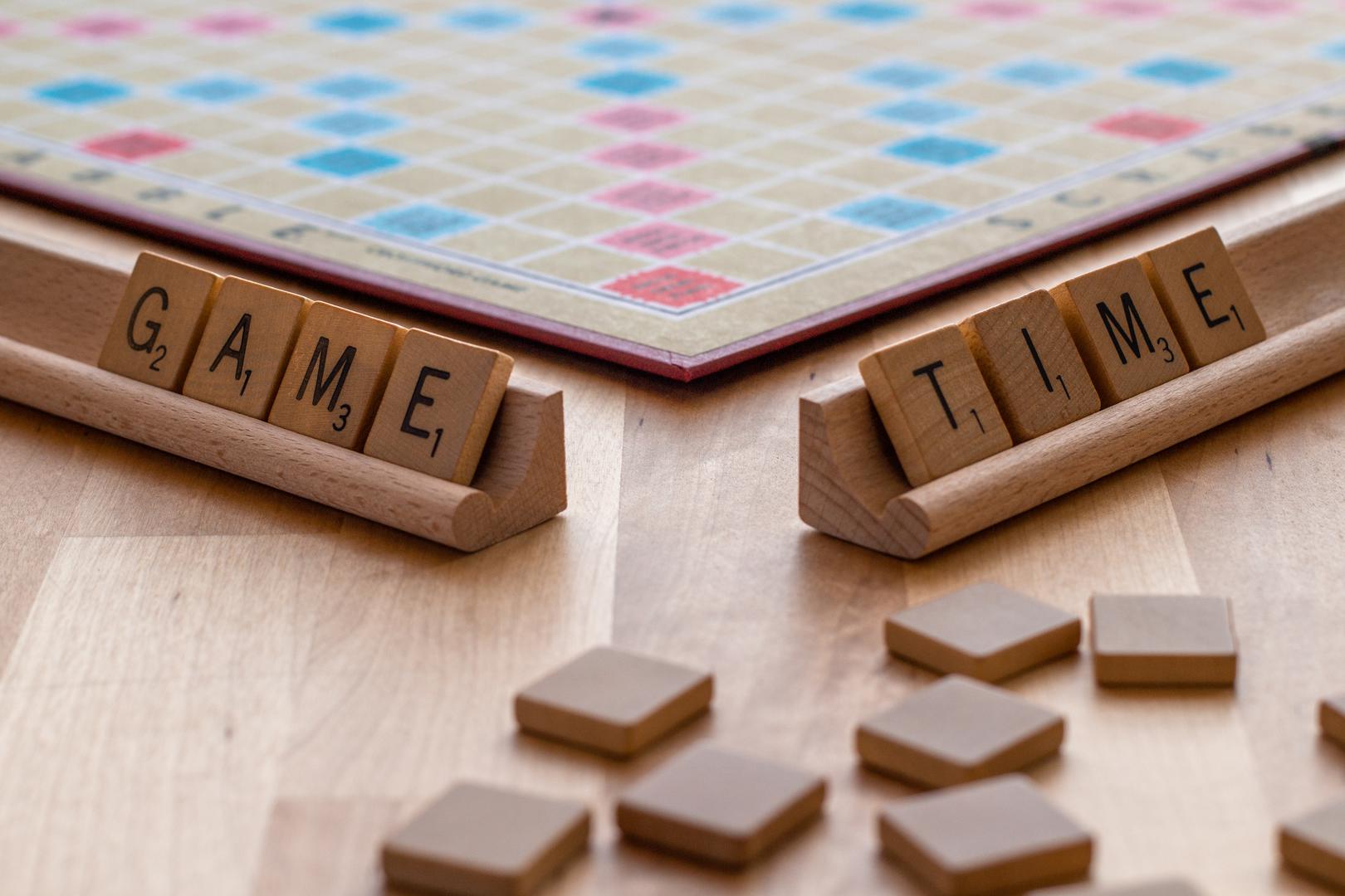 Scrabble: Carbo kaže da je Scrabble izvrsna igra za jačanje pamćenja i održavanje verbalne tečnosti. Budući da se igra dobiva igranjem riječi koje sadrže istaknuta slova, igrači su nagrađeni za pamćenje širokog raspona riječi ove prirode. Stručnjak za demenciju kaže da čak i oni s težim gubitkom pamćenja mogu imati koristi od igranja Scrabblea, uz jednu malu izmjenu: Carbo potiče korištenje dodatnih pločica za lakše sastavljanje riječi.