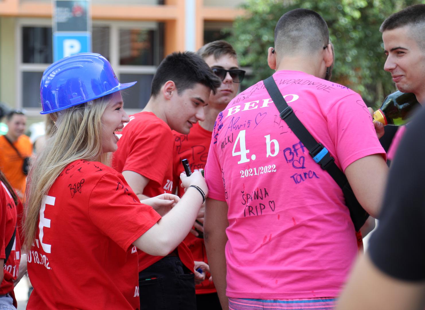 25.05.2022., Sibenik - Oprostaj maturanata od srednje skole obiljezava se ispred sibenskih srednjih skola od jutarnjih sati. Norijada u Sibeniku protice veselo. Photo: Dusko Jaramaz/PIXSELL