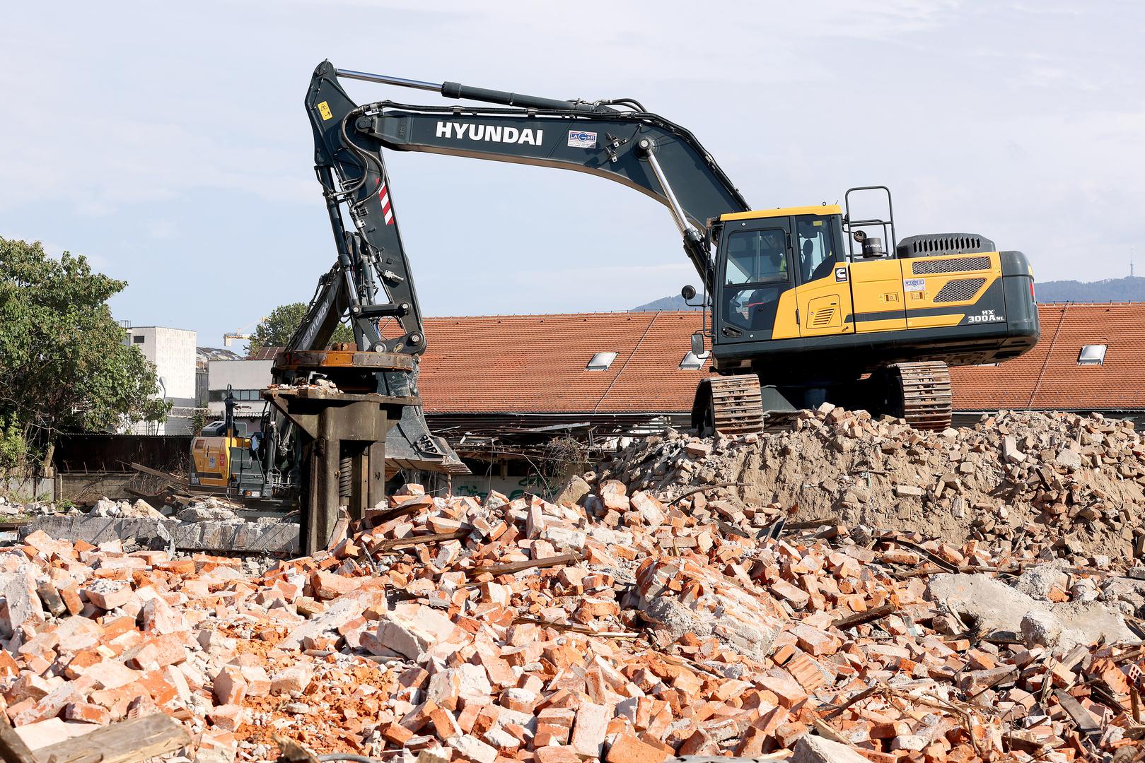 Ukupna površina koja se uklanja je otprilike 20.500 kvadrata, uglavnom nekadašnjih industrijskih objekata, s planiranim troškom od dva milijuna eura.