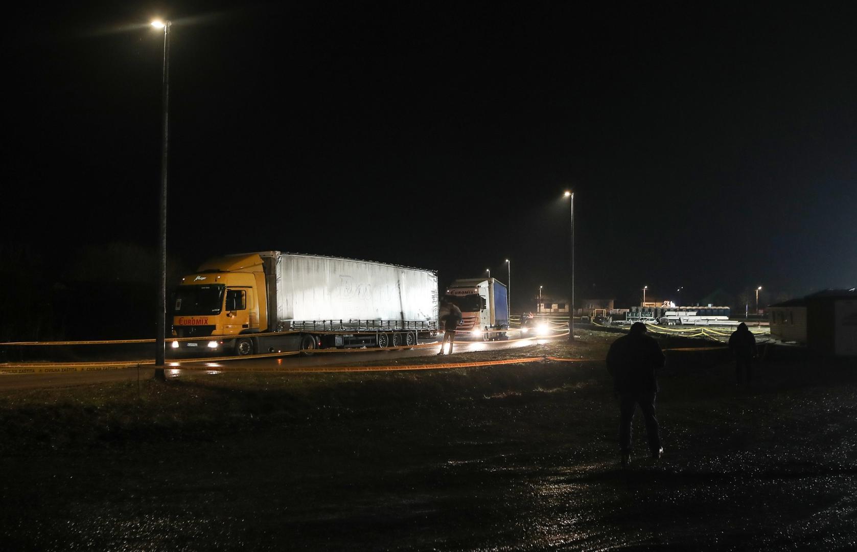 08.12.2021., Petrinja -  Srpsko narodno vijece (SNV) organiziralo je docek pomoci u sklopu humanitarne akcije Banija je nasa kuca u kojoj je na centralni humanitarni punkt u Petrinji kod Sportskog centra Pigik stigla donacija od 22 kontejnera kontejnera iz BiH (Dubica, Srebrenica). Tijekom predaje donacije bio je prisutan i episkop Srpske pravoslavne crkve i mitropolit zagrebacko - ljubljanski Porfirije Peric. Photo: Zeljko Lukunic/PIXSELL