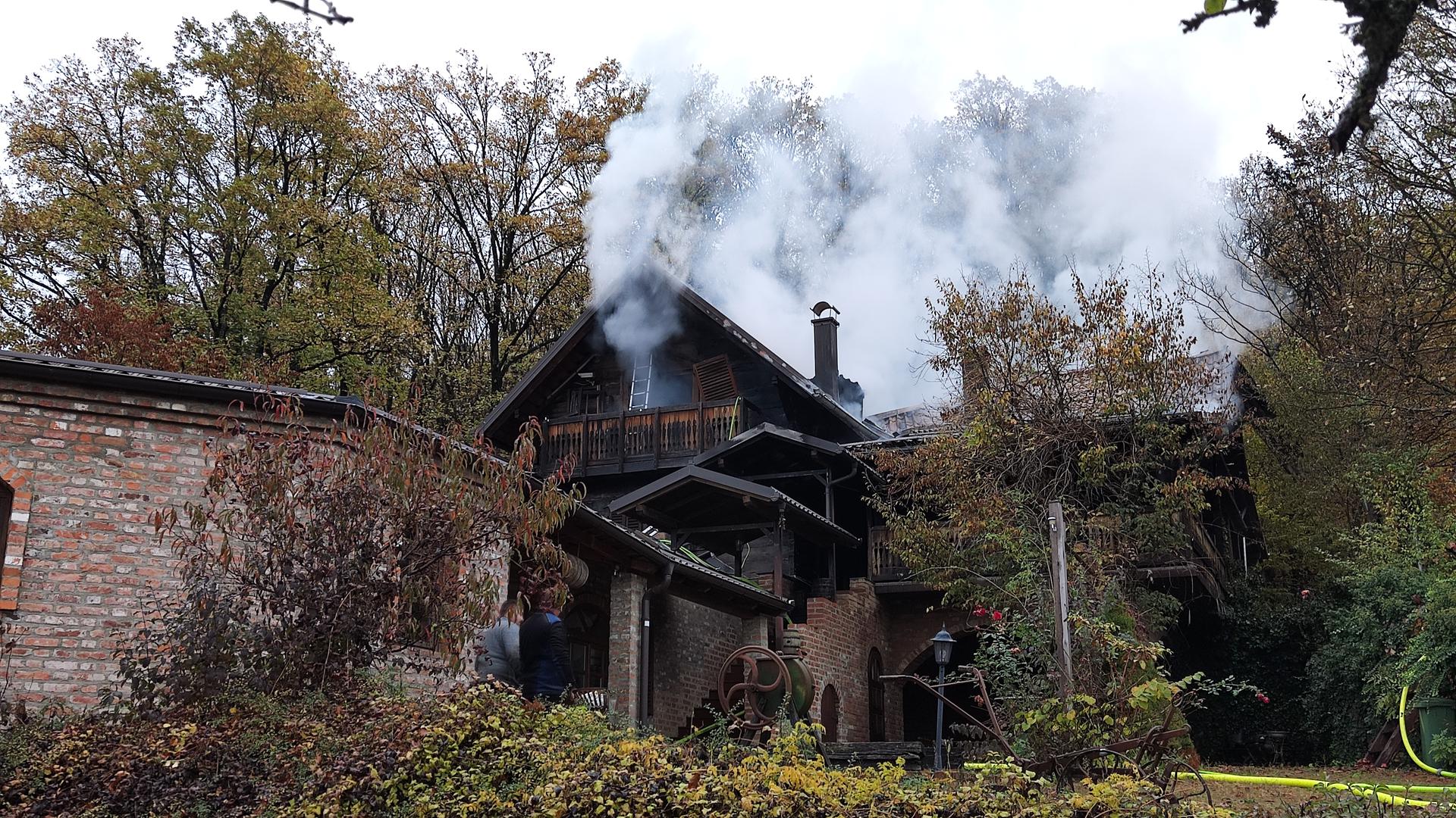 06.11.2022.,Pleternica - Na objektu iznad Buka pored Pleternice buknuo je veliki pozar, a vatrogasci se vec vise od dva sata bore s vatrenom stihijom. Na terenu je oko 30 vatrogasaca DVD Pleternice, Buka i Gradca te JVP Pozesko-slavonske zupanije.

 Photo: Ivica Galovic/PIXSELL