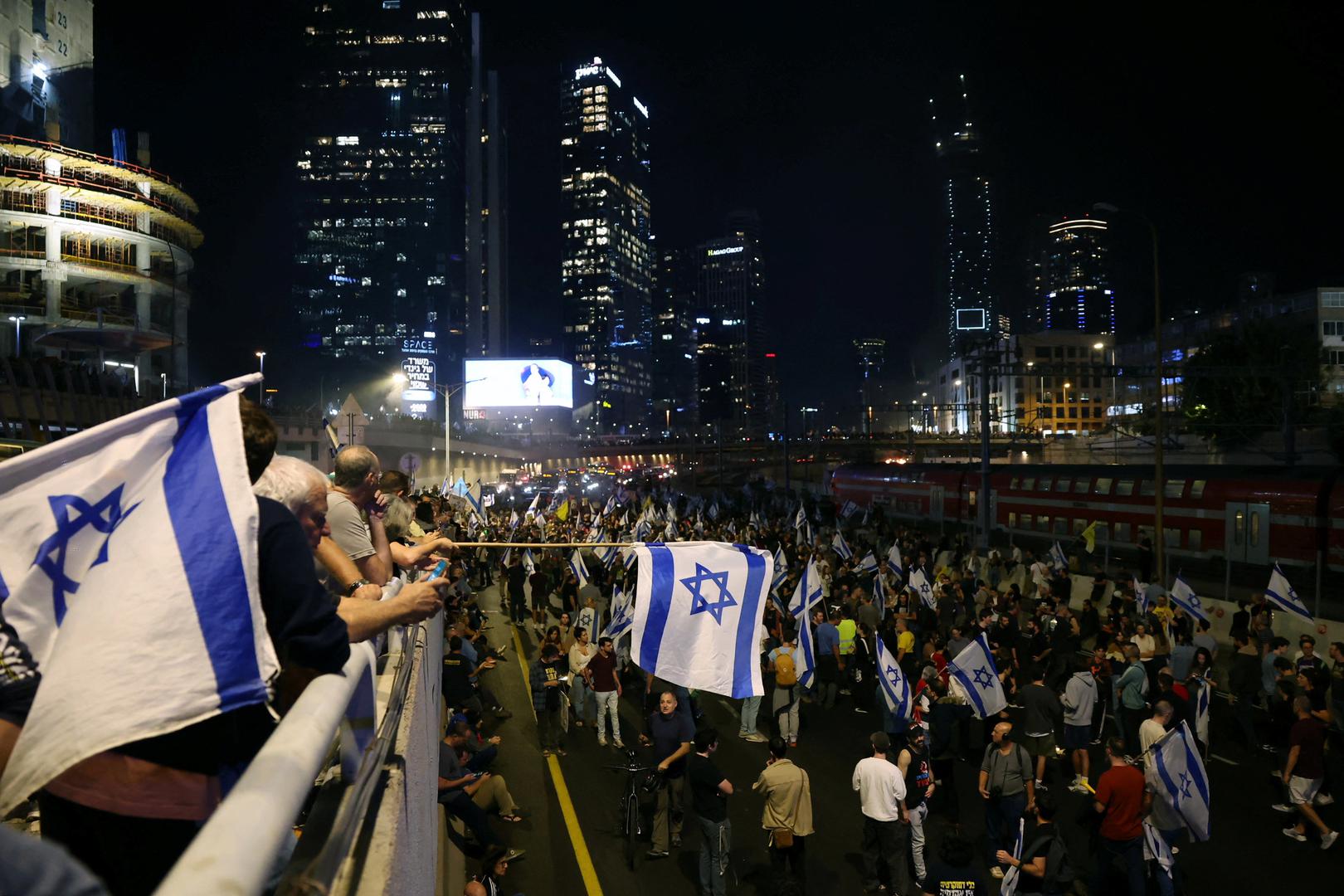 Israelis demonstrate outside Israel's Ministry of Defense after Israeli Prime Minister Benjamin Netanyahu sacked his defense minister, Yoav Gallant, citing lack of trust, in Tel Aviv, Israel November 5, 2024. REUTERS/Thomas Peter Photo: Thomas Peter/REUTERS