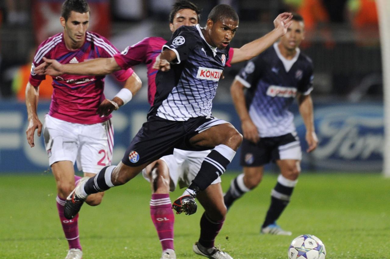 'Zagreb\'s Brazilian-born Croatian midfielder Sammir (C) runs with the ball during the Champions League football match Olympique de Lyon vs Dinamo Zagreb on September 27, 2011 at the Gerland stadium i