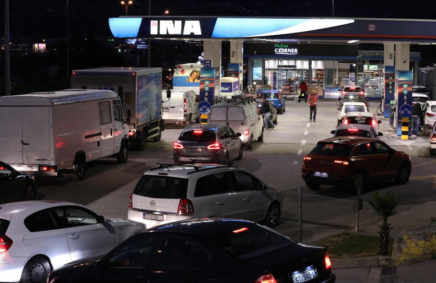 07.03.2022., Split - Dolaskom veceri povecaju se kolone pred benzinskim postajama na koje su vozaci pohrlili u ocekivanju porasta cijena goriva koje ce nakon ponoci biti blizu 14 kuna. Photo: Ivo Cagalj/PIXSELL