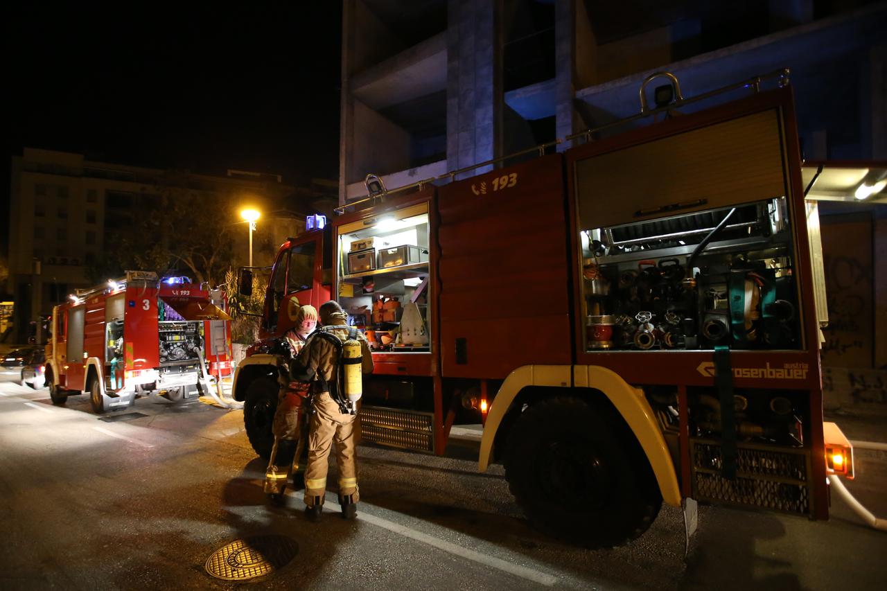 Split: Vatrogasci uz jak vjetar i hladno?u ugasili požar na Li?koj ku?i