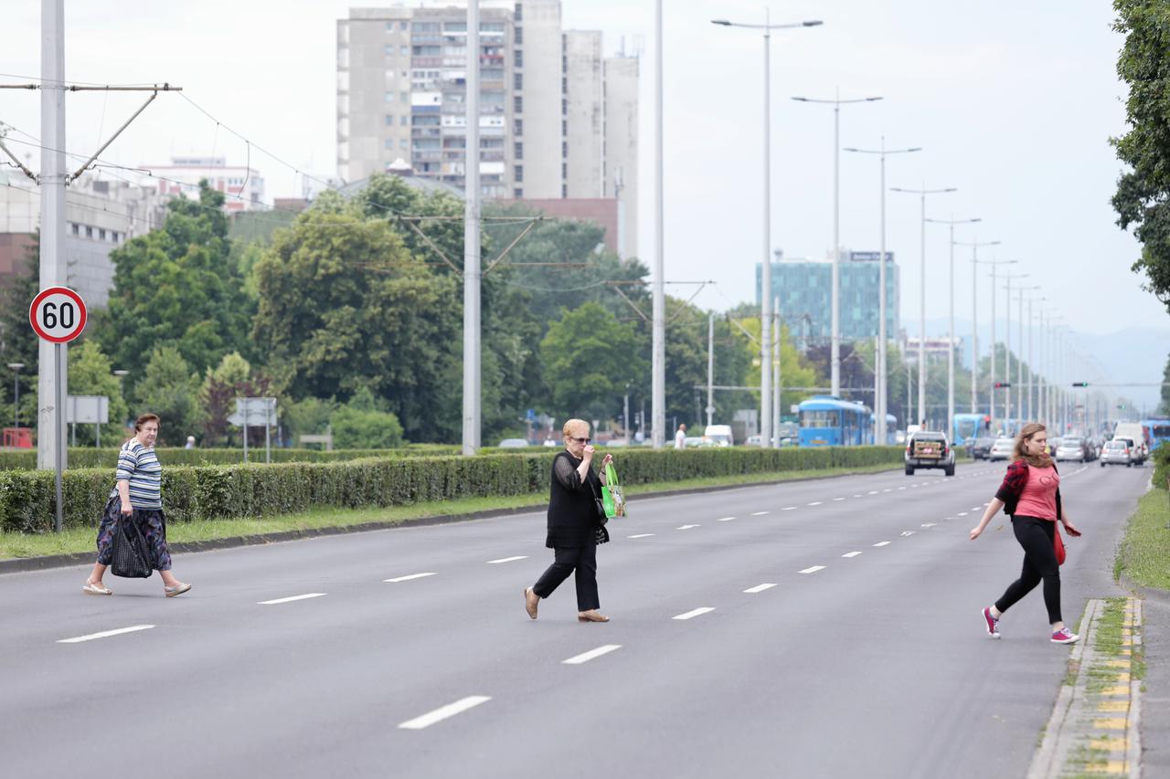 06.06.2016., Zagreb - Prelazak preko ceste na neoznacenom dijelu i kroz crveno.  Photo: Tomislav Miletic/PIXSELL