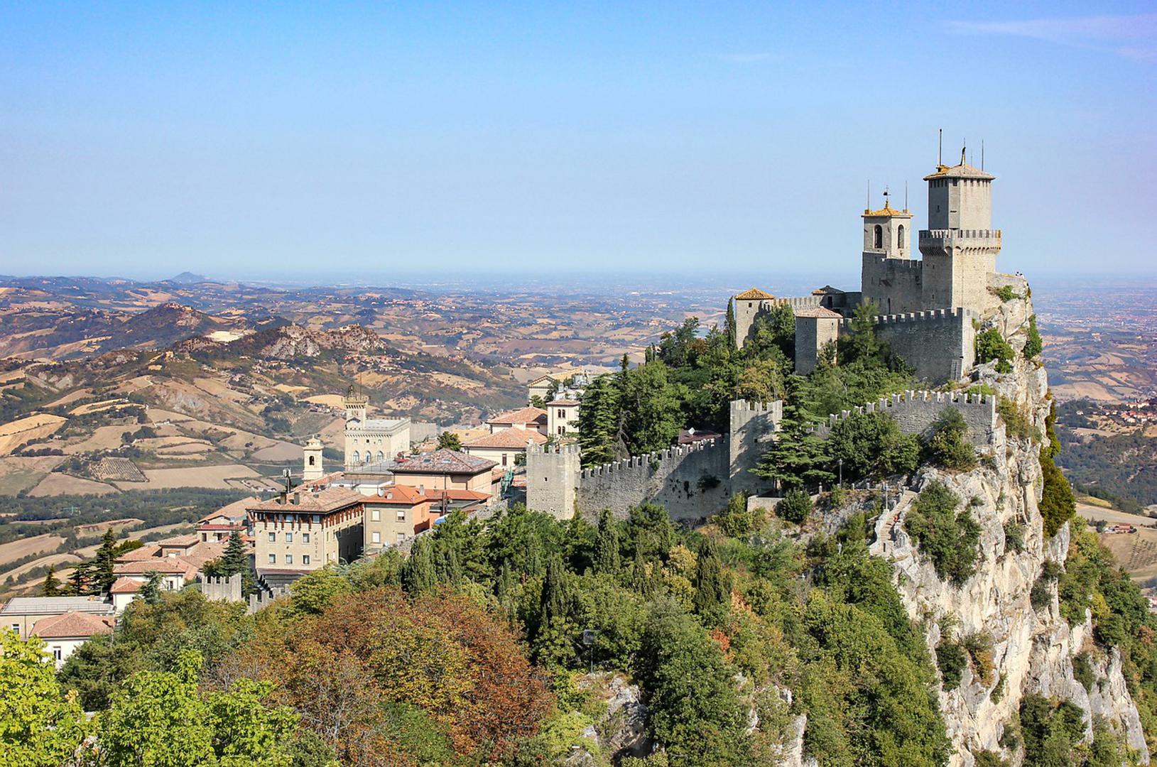 Ovo je država unutar države, zapravo grad država koja se smjestila na vrha planine Monte. Vjerojatno najznačajnija turistička atrakcija i prepoznatljiv simbol su mu tri kule (tvrđave). Ovaj grad poznat je po svom zatvoru, na koji se gotovo 'ide na odmor'. A to je i najstarija republike na svijetu. Zanimljivo, državu je osnovao jedan klesar s otoka Raba. 