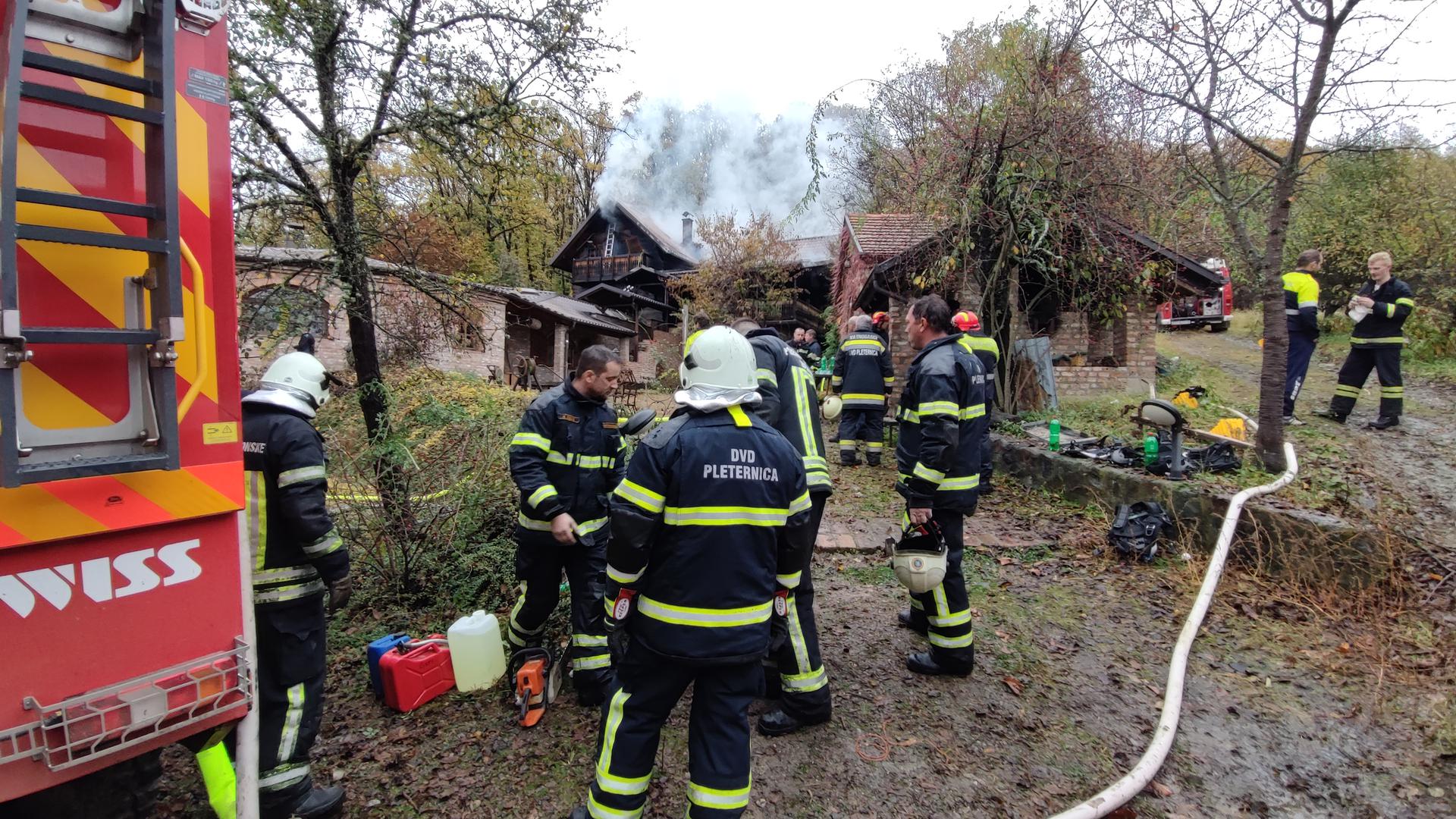 06.11.2022.,Pleternica - Na objektu iznad Buka pored Pleternice buknuo je veliki pozar, a vatrogasci se vec vise od dva sata bore s vatrenom stihijom. Na terenu je oko 30 vatrogasaca DVD Pleternice, Buka i Gradca te JVP Pozesko-slavonske zupanije.

 Photo: Ivica Galovic/PIXSELL