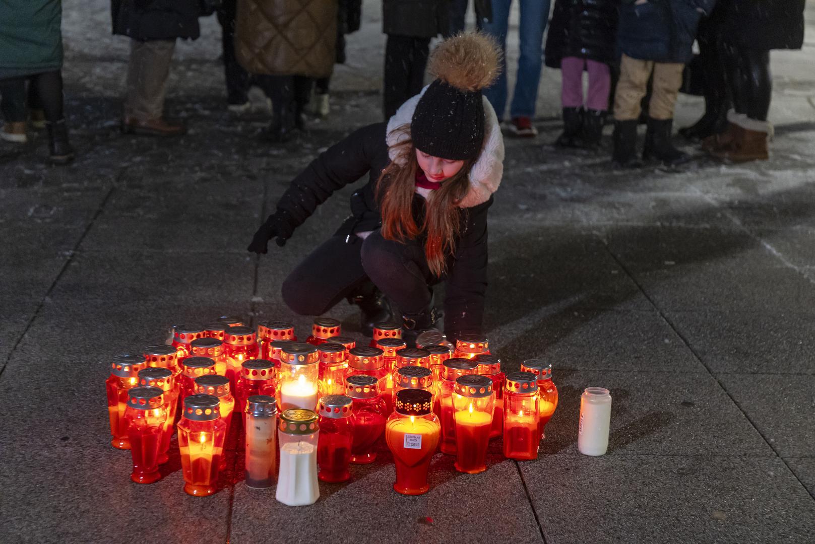 234.12.2024. Osijek - Osjecani na Trgu slobode ispod Jedra paljenjem lampiona izrazili duboku sucut i solidarnost sa zrtvama, njihovim obiteljima, ucenicima, uciteljima i roditeljima OS Precko Photo: Davor Javorovic/PIXSELL