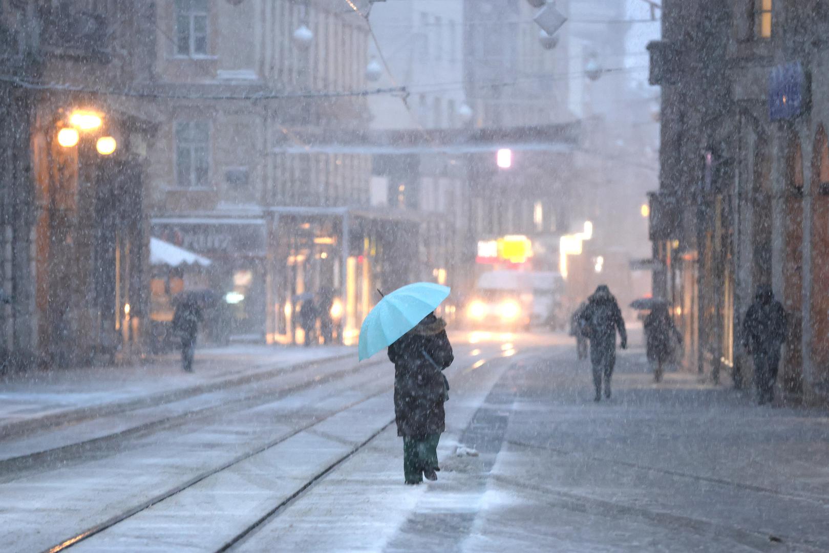 Prometna nesreća dogodila se i na autocesti A6 na 46+000 km između čvora Vrata i čvora Delnice u smjeru Zagreba, promet se vodi jednom prometnom trakom. Vozi se uz ograničenje brzine 40 km/h. 