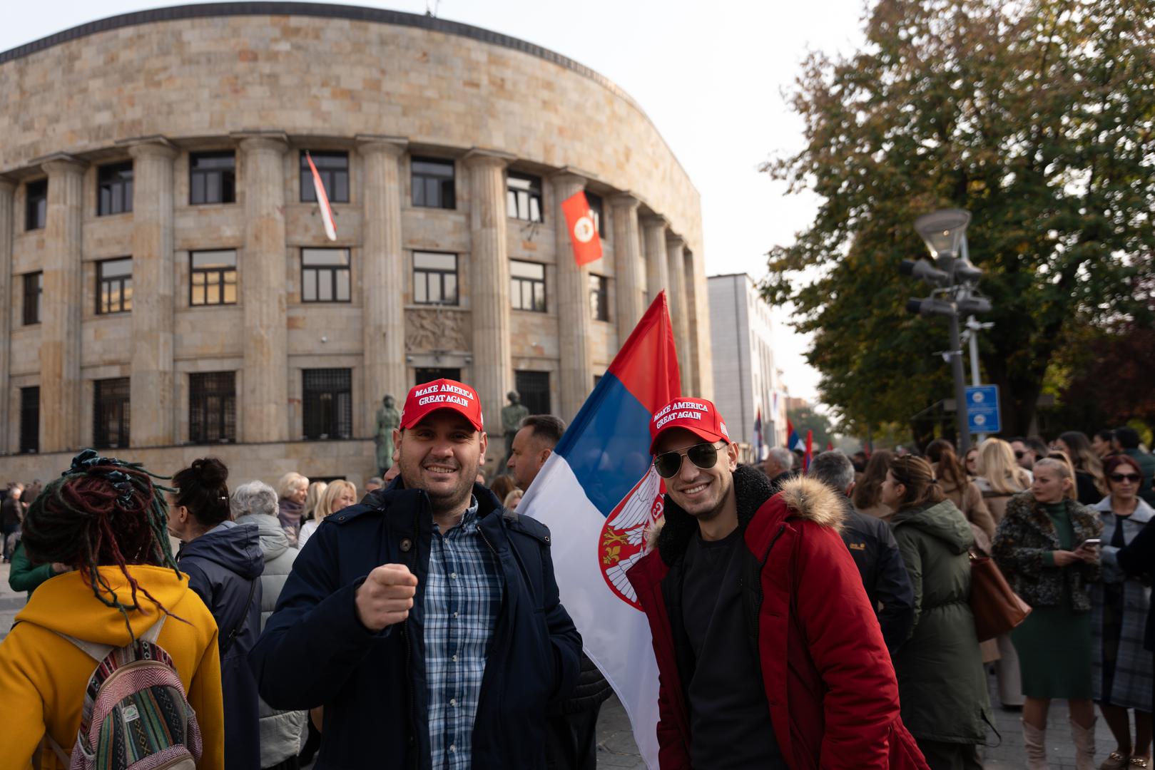 Nakon objave, Dodik je izašao iz svog ureda kako bi slavlje podijelio s okupljenima, noseći kapu s natpisom "Make America great again".