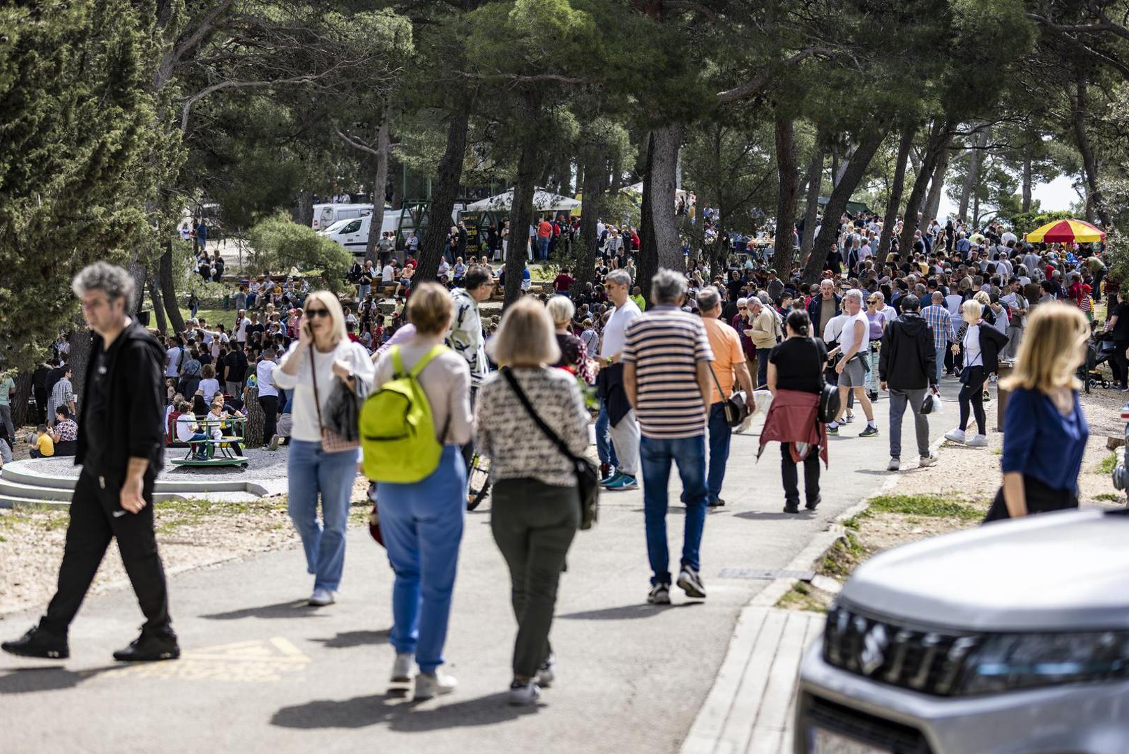 01.05.2023., Split - Podjela graha gradjanima na Marjanu povodom Praznika rada. Photo: Milan Sabic/PIXSELL