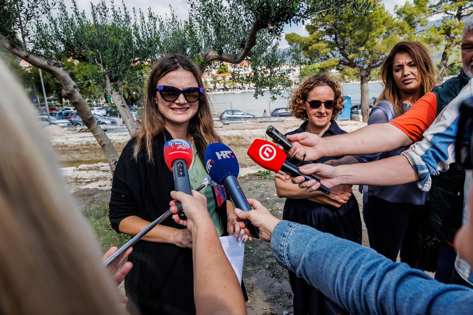 26.09.2024., Stobrec  - Prapovijesno Arheolosko nalaziste u centru Stobreca posjetila je ministrica Nina Obuljen Koezinek u pratnji Marine Ugarkovic. Photo: Zvonimir Barisin/PIXSELL