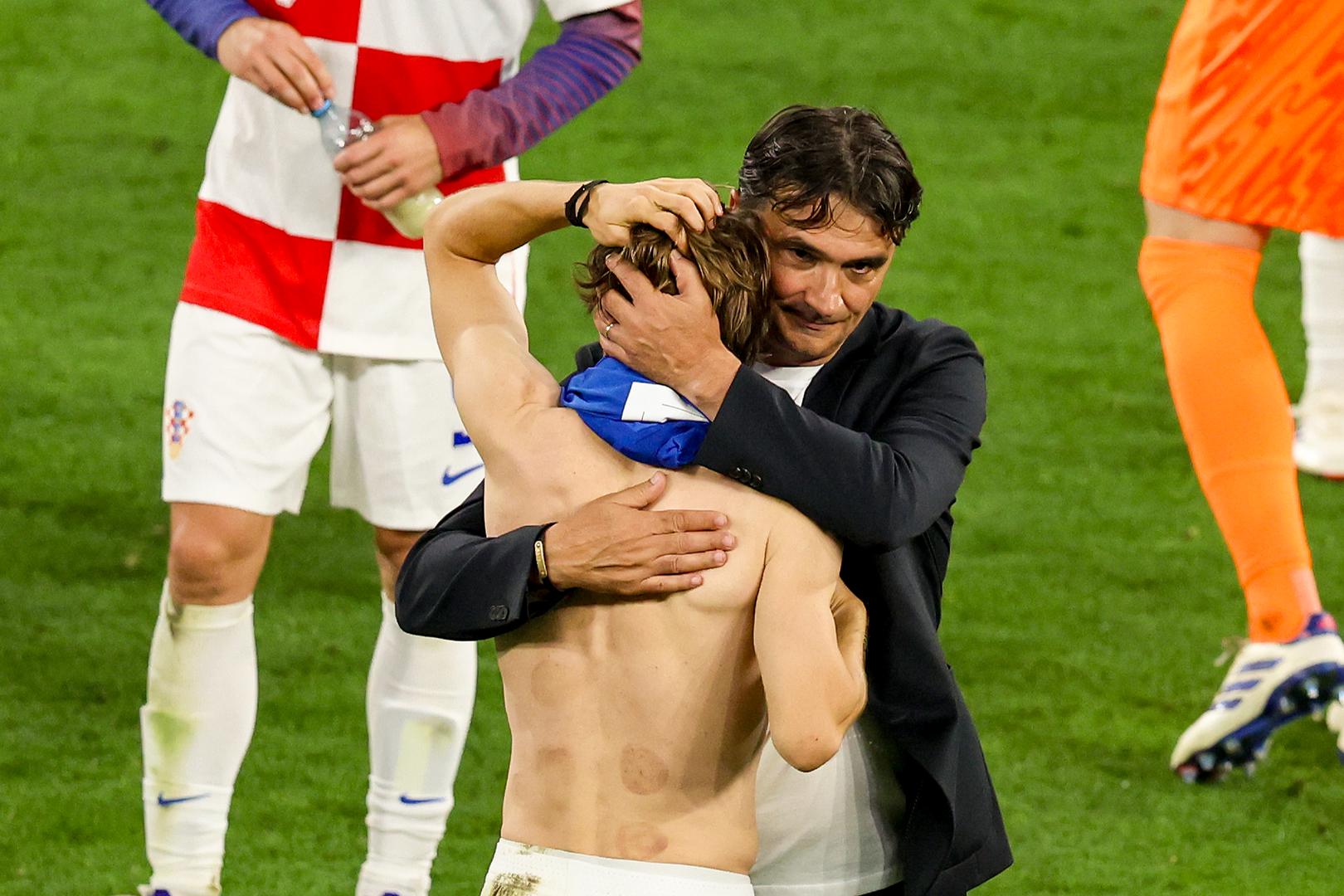 Izbornik Zlatko Dalić i kapetan Luka Modrić pružili su si zagrljaj, pokazujući zajedništvo i pokušavajući utješiti jedan drugoga 
